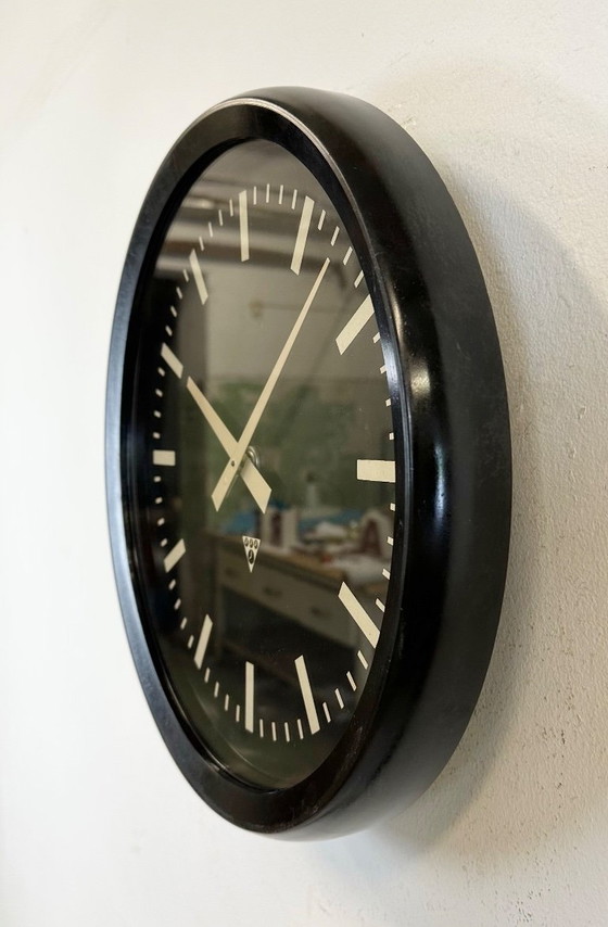Image 1 of Industriële bakelieten fabriekswandklok van Pragotron, jaren 70