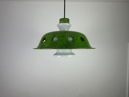 Suspension vintage en émail vert et verre opalin
