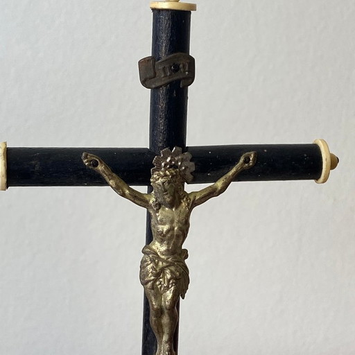 Crucifix vintage en bois noirci à poser croix en bois noir avec Christ en métal 