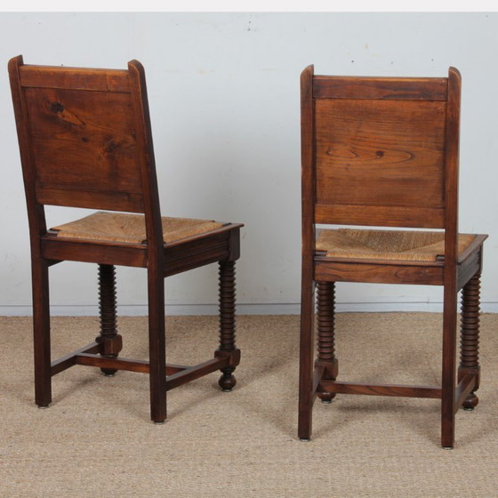 Image 1 of Par de sillas de madera maciza con asiento de paja, de fabricación francesa, 1940.