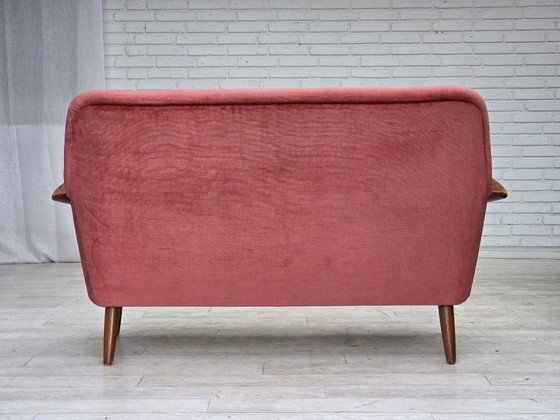 Image 1 of Schwedisches 2-Sitzer-Sofa aus den 1970er Jahren, rosa Möbelvelours, Buchenholz.
