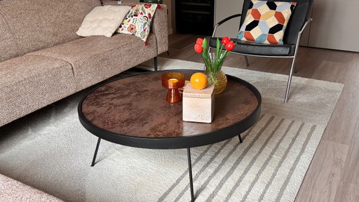 Runder Couchtisch mit kupferfarbener Platte