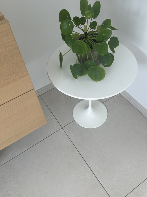 Mesa auxiliar Tulip de Knoll Saarinen