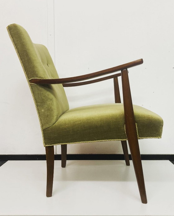 Image 1 of Deense vintage fauteuil – groen fluweel met houten armleuningen