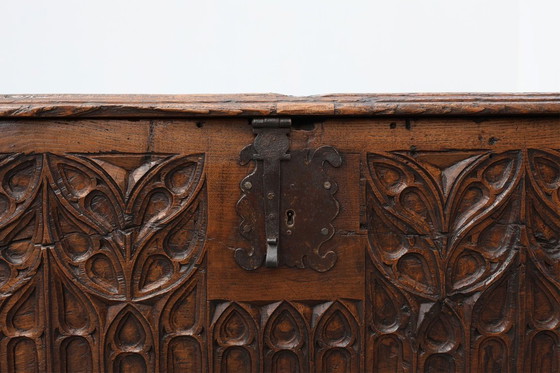Image 1 of Raro Gran arcón gótico del siglo XVI tallado en roble macizo, Francia