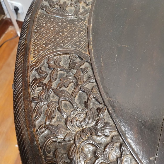 Image 1 of Table basse en bois de padouk sculpté de dragons, style anglo-indien, XIXe siècle.