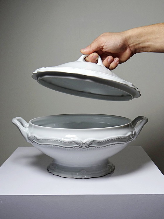 Image 1 of Plato hondo/de verduras de porcelana blanca fina de Limoges, atribuido a Barnardaud, de época.