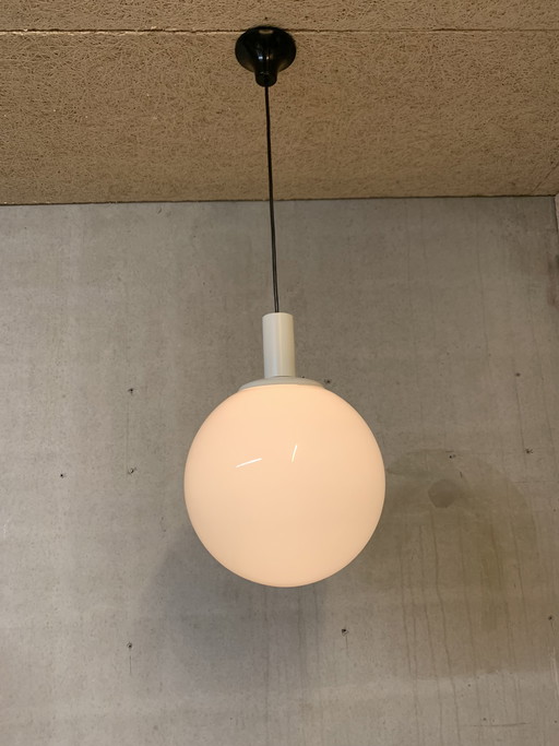 Glanzende witte opalen bol van Aldenkamp, Apeldoorn.