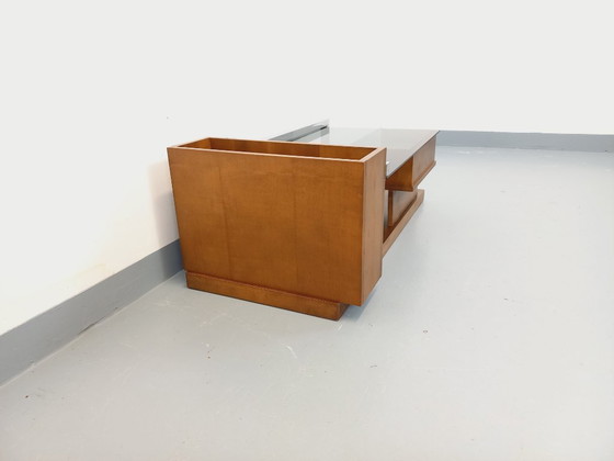 Image 1 of Vintage modernistische rechthoekige salontafel met houten nissen, chroom en rookglas uit de jaren 70.