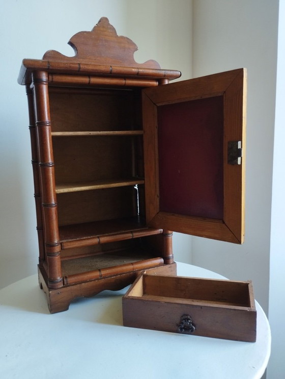 Image 1 of Ancienne armoire de poupée Art Nouveau - Armoire à pharmacie faux bambou 1900