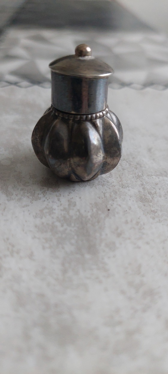 Image 1 of Esclusivo flacone di profumo in argento con corpo a coste