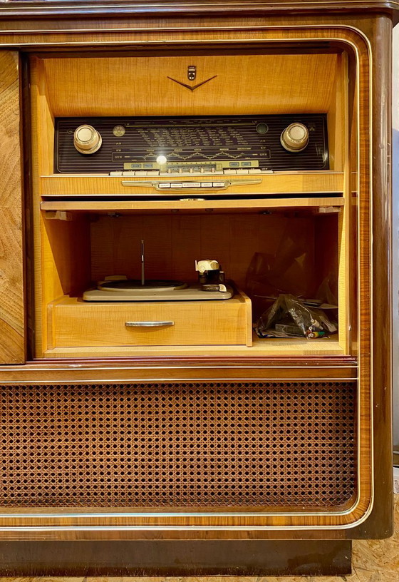 Vintage kast van riet en marqueterie met ingebouwde Grundig tv, platenspeler en antieke radio. – tv-meubelen (photo 7 of 7)
