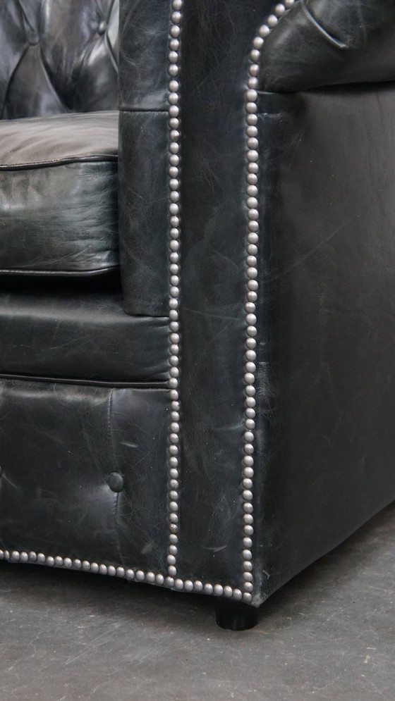 Image 1 of Ampia poltrona Chesterfield in pelle di mucca nera