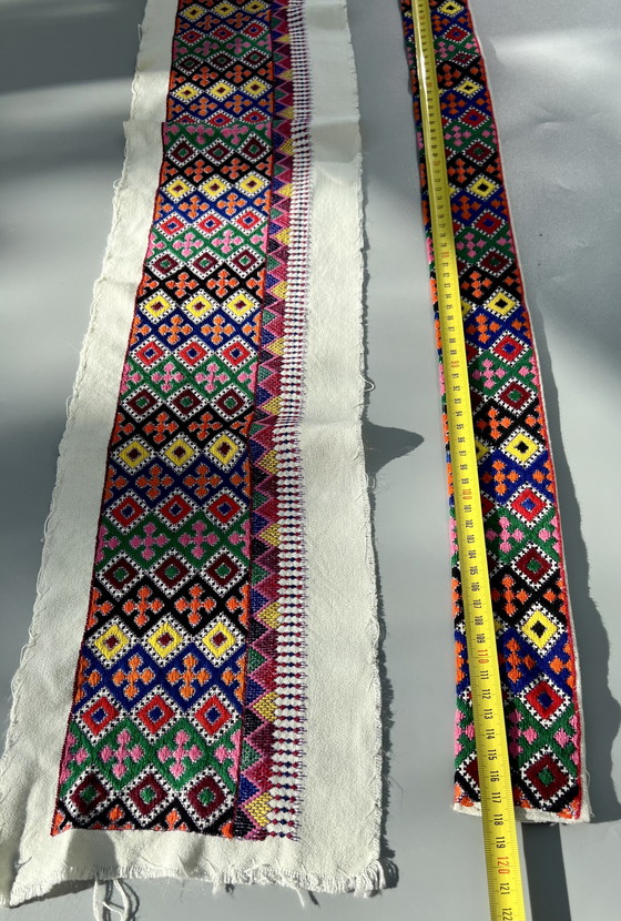 Image 1 of Twee Hongaarse randen met kleurrijk handborduurwerk met een folkloristisch patroon