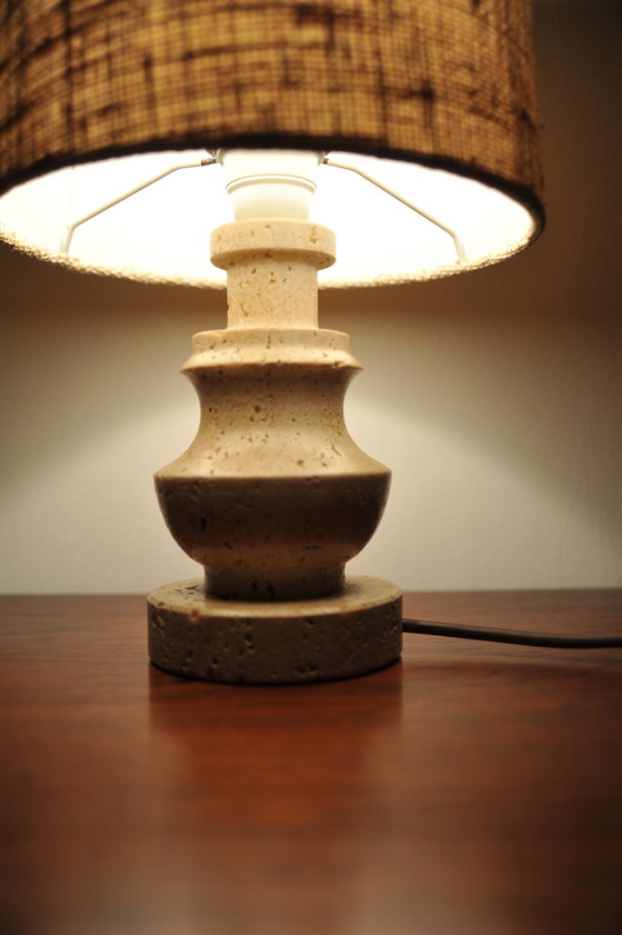 Image 1 of Kleine Tischlampe mit Fuß aus Travertin (1960er)