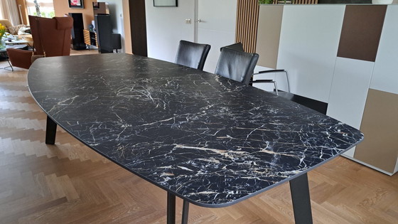 Image 1 of Mesa de comedor de cerámica con diseño único