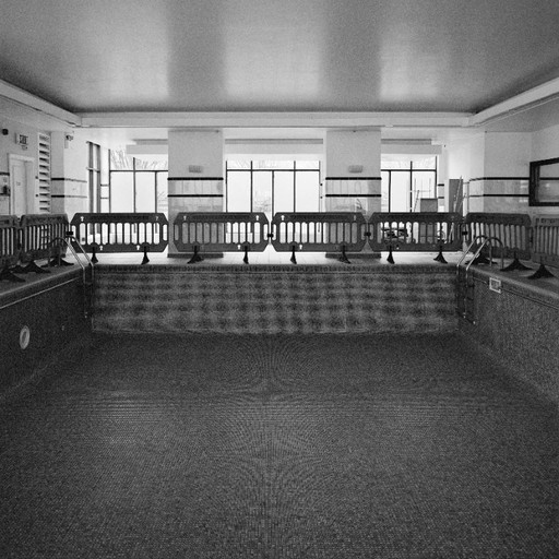 Piscina vuota — fotografia in bianco e nero incorniciata 60x60 cm