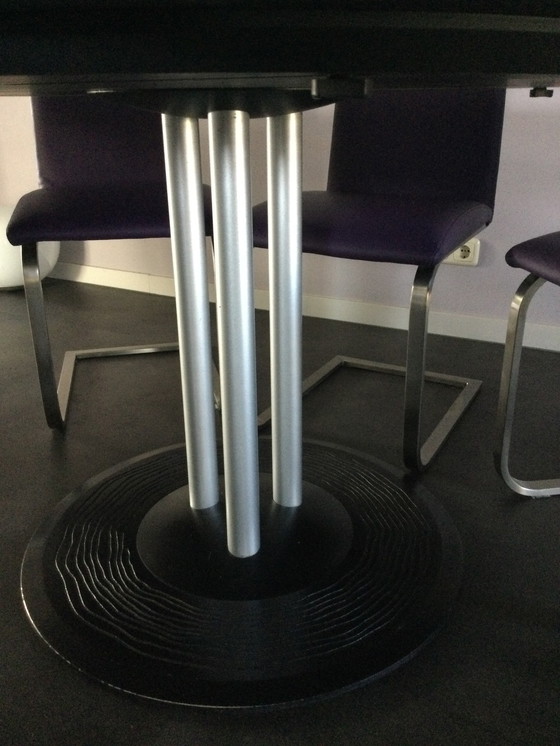 Image 1 of Leolux Trias extendable dining table 120 round to 180 cm