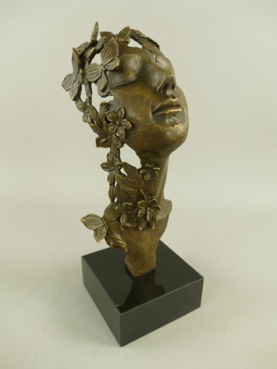 Image 1 of Statua in bronzo di una donna con farfalle e fiori