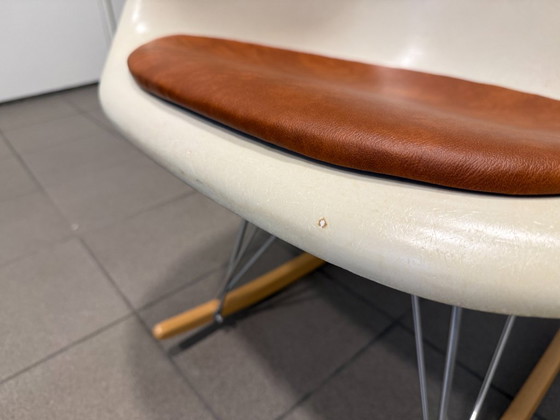 Vitra | Eames | RAR | Cognac + fibra di vetro pergamena | 2 pezzi – Sedie a dondolo, Pelle, Legno (photo 8 of 12)