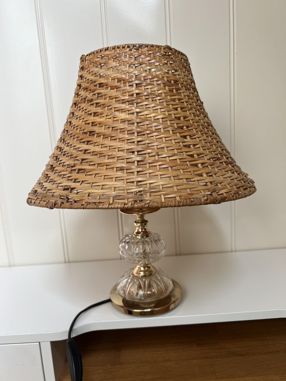 Image 1 of Lampada da tavolo vintage con paralume in rattan e base in vetro - stile boho