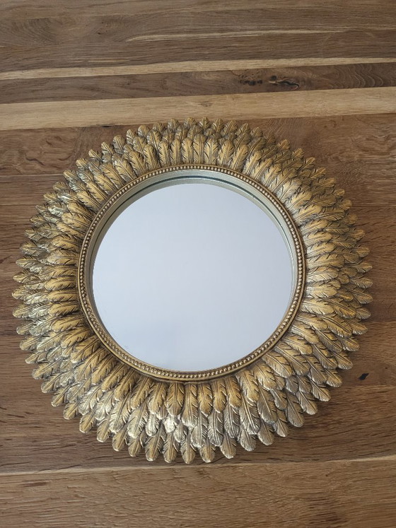 Image 1 of Specchio a forma di sole vintage con decorazioni a piume, in resina, anni '50, Belgio.