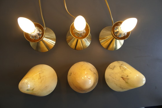 Image 1 of Tre caratteristiche lampade da tavolo Art Déco, coniche, in ottone e vetro marmorizzato