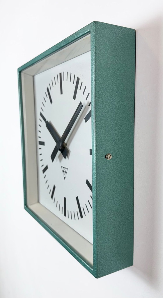 Horloge murale carrée industrielle verte de Pragotron, années 1970 – Pendules, Glass, Iron (photo 4 of 16)
