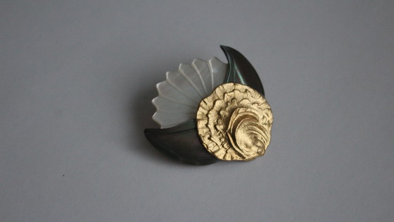 Image 1 of Broche unique en nacre, coquille d'ormeau et feuille d'or – pièce artisanale unique.