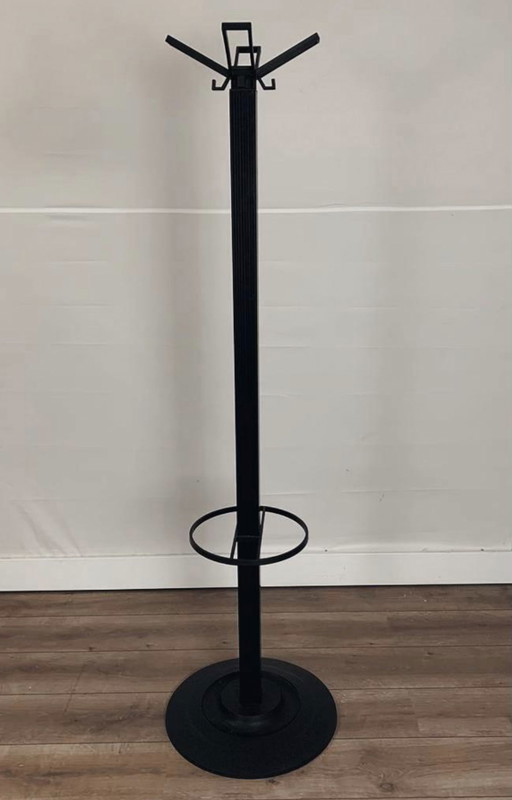 Knurled coat rack