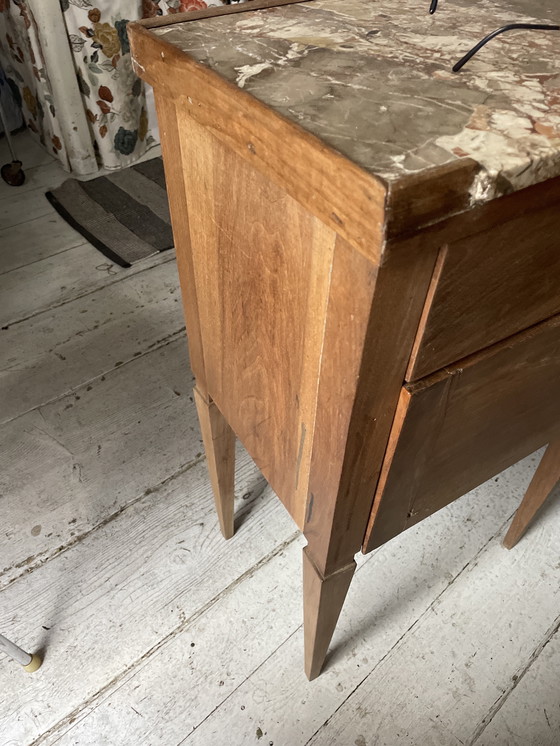 Image 1 of 19e-eeuwse notenhouten nachtkastje