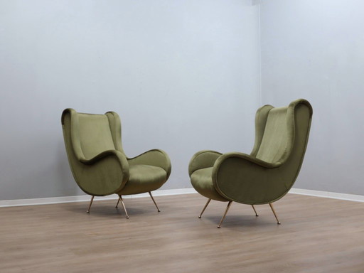 Par de sillones italianos de los años 50, estilo Senior Zanuso, tapizados en terciopelo verde.