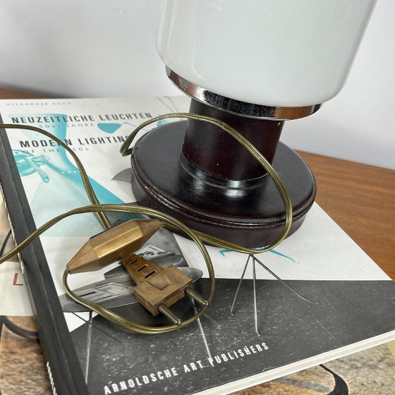 Kleine Tischlampe mit Opalglas-Kugel und Lederbezogenem Fuß – Tischlampen (photo 6 of 9)