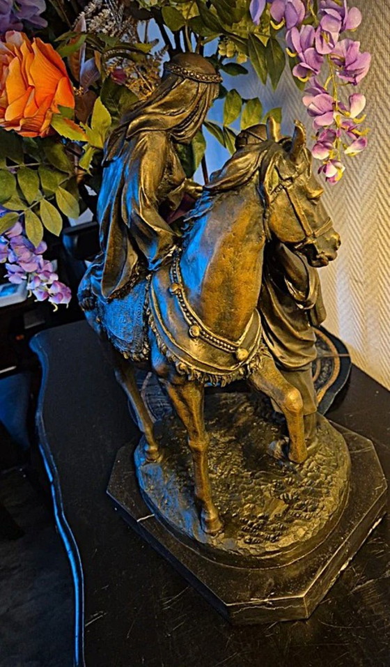 Image 1 of Estatua de bronce de una pareja beduina a caballo
