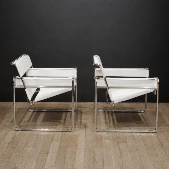 Image 1 of KNOLL International. Ensemble de 2 fauteuils Wassily B3 NEUFS en fourrure blanche douce.