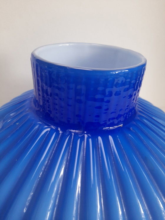 Image 1 of Vase en opaline bleue à anse ronde