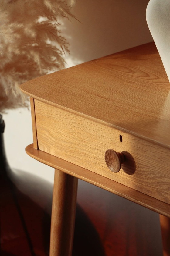 Image 1 of Console Vintage en Chêne Massif – Pieds Fuseaux & 2 Tiroirs