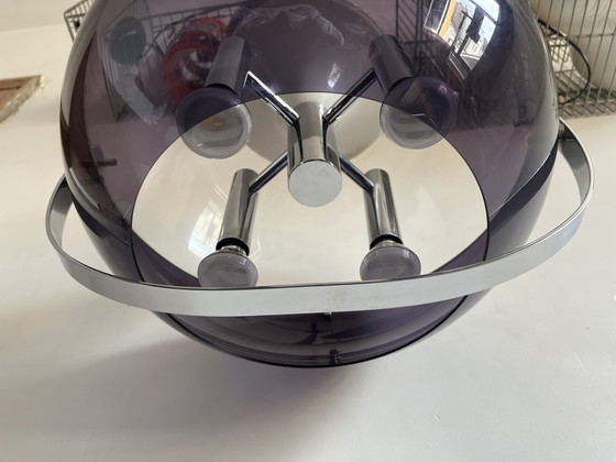 Image 1 of Hanglamp in ruimtetijdperkstijl — toegeschreven aan Stilux Milano, tweekleurige acrylbol en chroom, Italië ~1970