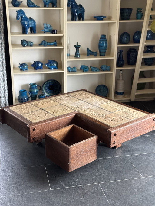 Brutalistischer Couchtisch mit Blumentopf