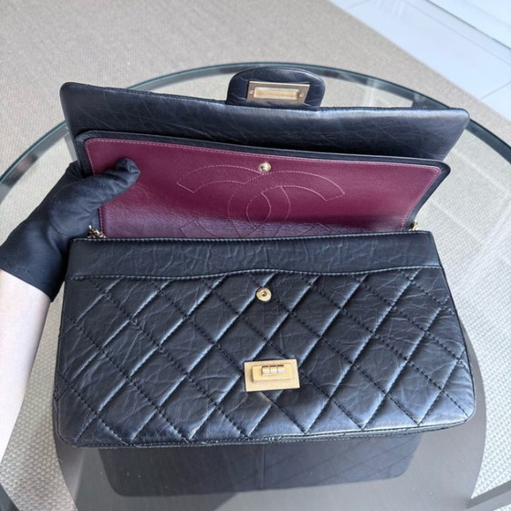Image 1 of Chanel 2.55 Reissue 227 – Gestepptes, gealtertes Kalbsleder, Schwarz, Goldbeschläge