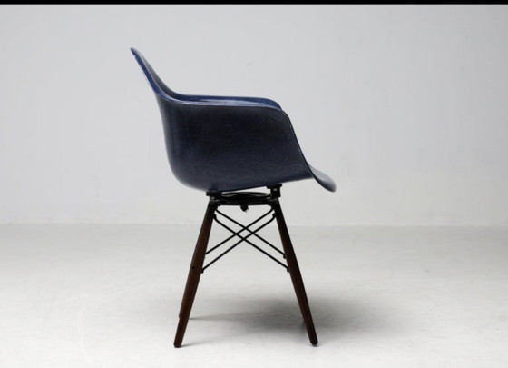 Sillón Eames de Herman Miller – Azul índigo y nogal – Sillas de comedor, Wood (photo 8 of 10)