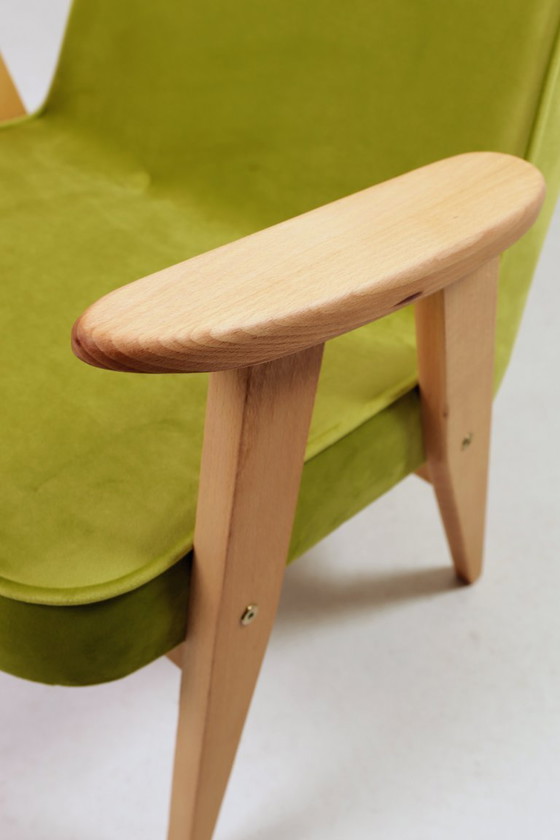 Image 1 of Vintage loungestoel, perengroen fluweel, natuurlijk geolied hout.