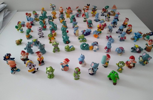 Kinder Surprise egg figurines, lot of 90 pieces. Period: 1990s/2000s, played with.