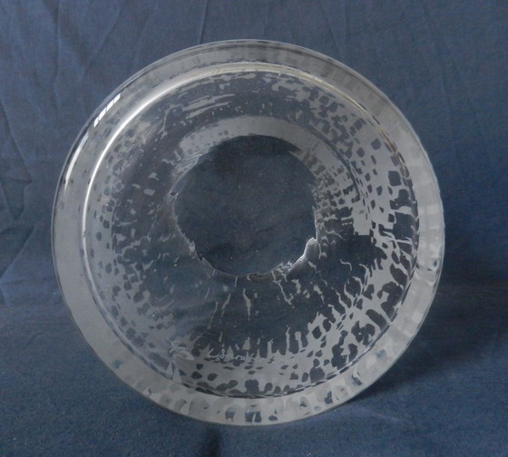 Glass vase portrait of Beatrix, designed by Lenneke Saraber for the Ministry of Justice in 2003. (photo 6 of 7)