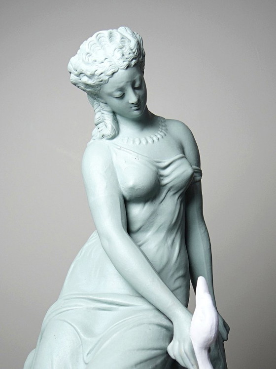 Image 1 of Biscotto bicolore di Letu & Mauger, Leda e il cigno, XIX secolo, celadon e bianco
