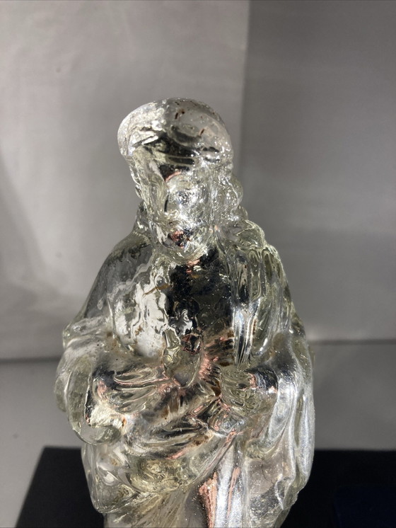 Image 1 of Statuetta in vetro eglomizzato raffigurante Cristo che regge il Sacro Cuore, XIX secolo