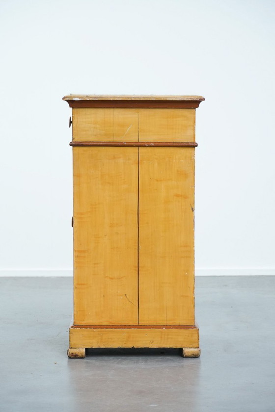 Image 1 of Antico comodino/tavolino da ingresso in legno a 1 anta con piano in marmo chiaro