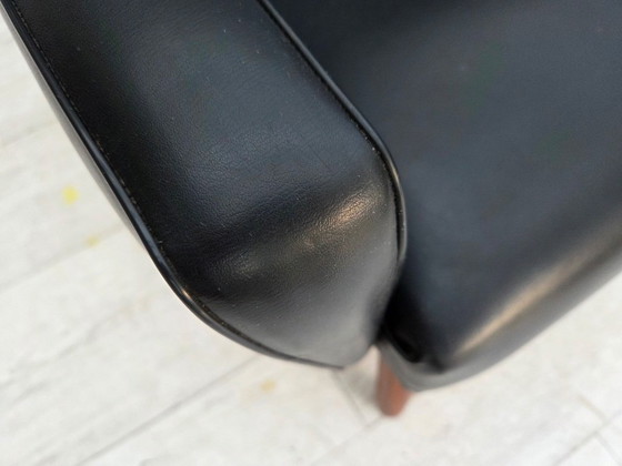 Image 1 of Deense fauteuil met hoge rugleuning uit de jaren 70, zwart kunstleer, poten van teakhout.