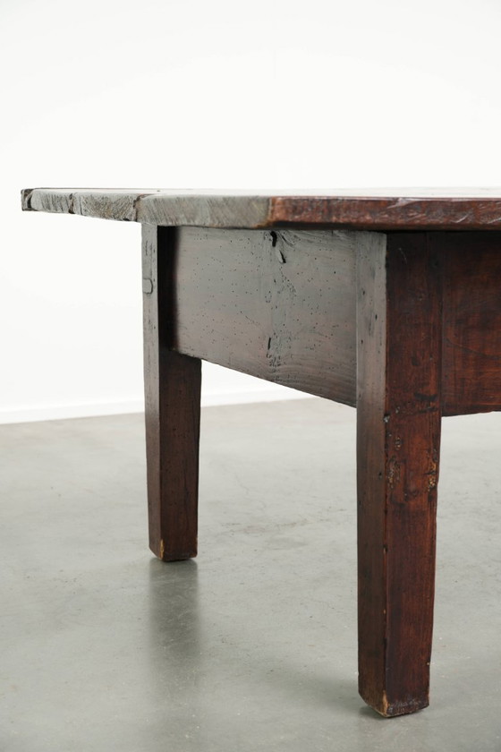 Zeer mooie antieke Zuid Europese salontafel uit de 18e eeuw van vruchtbomenhout met warme kleuren en 3 lades (photo 11 of 12)