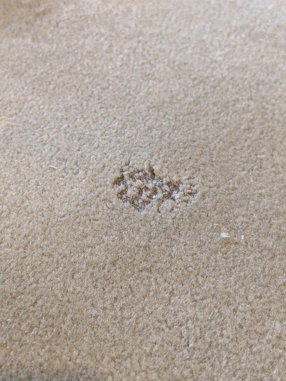 Image 1 of Vintage tafelloper in lichtbruin met gouden rand en groene onderkant – 101 × 40 cm